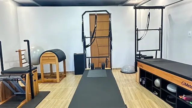 Sala de Pilates do estúdio Tainara Nielly em Itajubá, com Reformer, Cadillac e Barrel