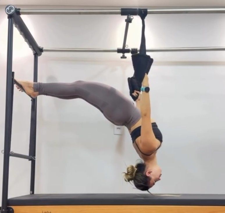 Exercício no Cadillac durante aula de Pilates