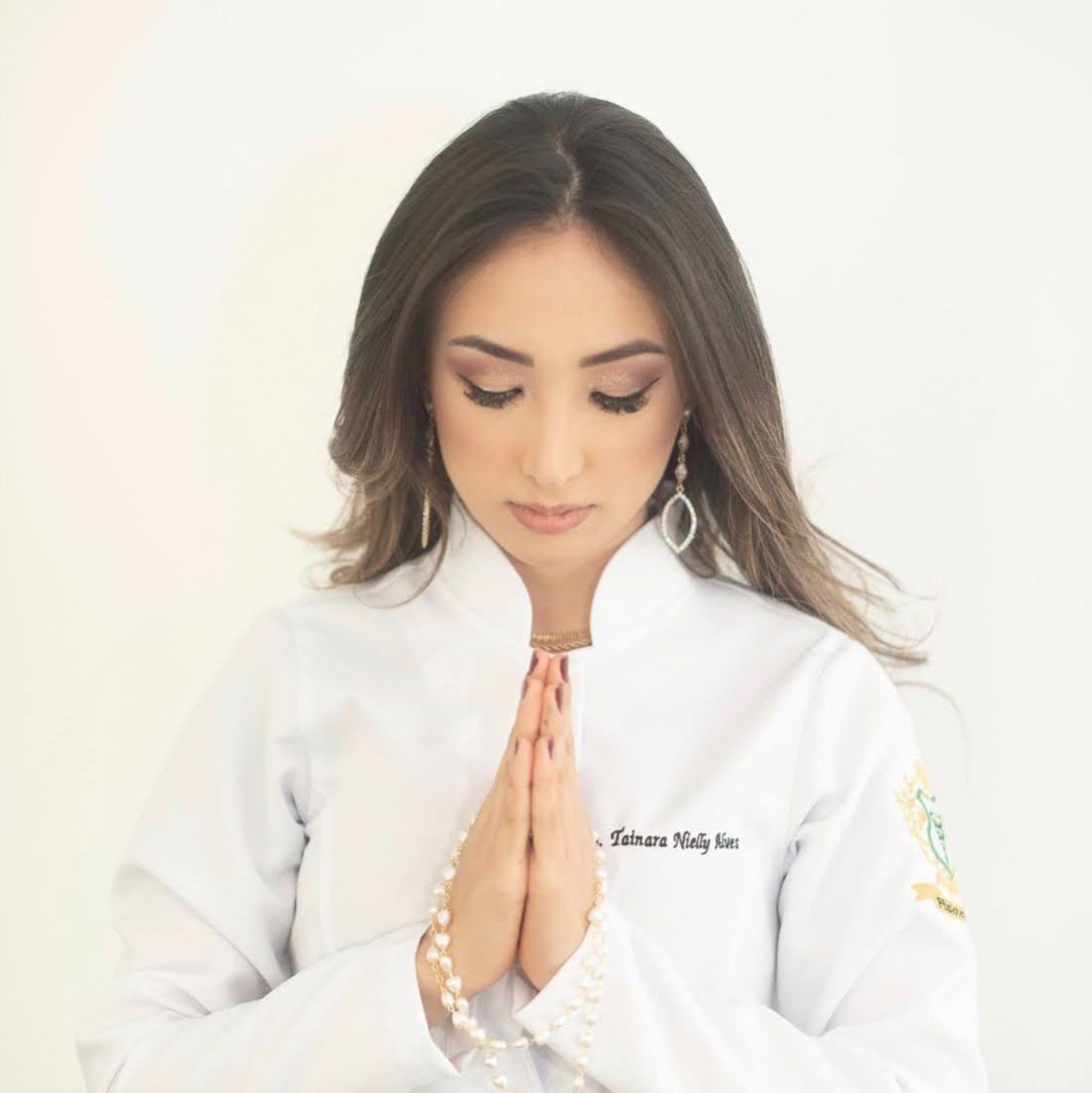 Fisioterapeuta Tainara Nielly de jaleco em Itajubá